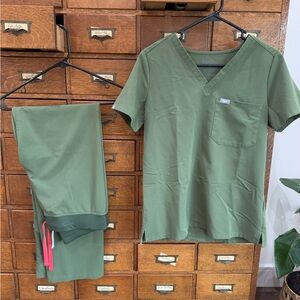 Small dark olive figs scrub set